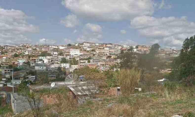 A av da criana a encontrou ensanguentada no cho da cozinha, no Bairro Nossa Senhora Aparecida, em Barbacena(foto: Reproduo/Google Street View)