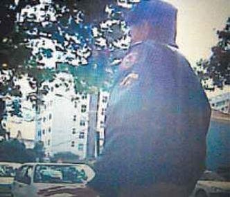 Cabo da PM aconselhou reportagem a entrar em acordo com a lavadora que cuida dos carros na regi�o onde militar trabalha(foto: Mateus Parreiras/EM/DA Press)