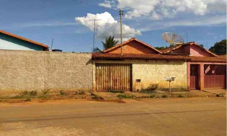 Casa onde o corpo da jovem foi encontrado em Engenheiro Navarro(foto: Reproduo de Internet)