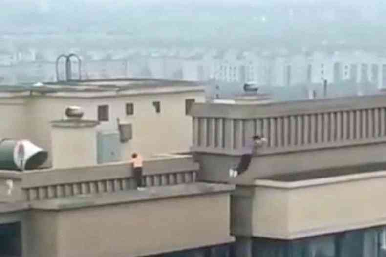 Um registro feito na provncia chinesa de Hubei de duas crianas brincando no telhado de um prdio de 27 andares tem dado calafrios a quem assiste