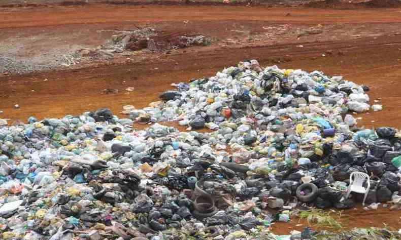 Lixo no entorno do Parque Estadual da Serra do Rola Moa(foto: Fabiane Niemeyer/Flickr.)
