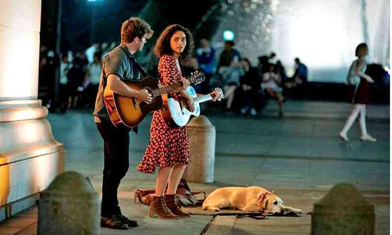 A jovem cantora Bess (Brittany O'Grady) tenta a sorte nas ruas de Nova York (foto: Apple TV /divulgao)