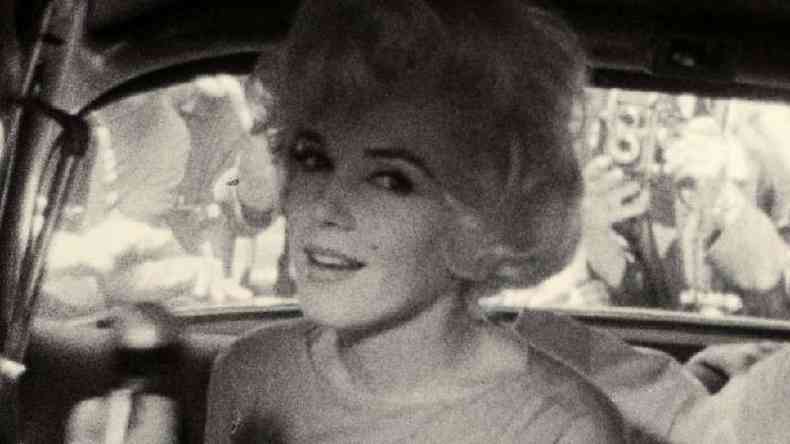 Marilyn Monroe em um carro