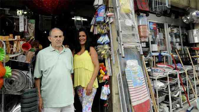 Armando Guimares e a ajudante Mrcia: satisfeitos com o vaivm de clientes(foto: Jair Amaral/EM/D.A Press)