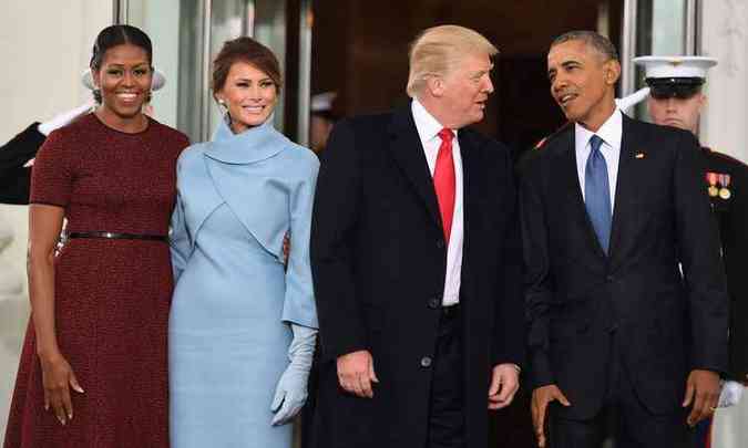 O presidente dos EUA, Barack Obama, e a primeira-dama, Michelle Obama, recebem o presidente eleito Donald Trump e sua esposa Melania  Casa Branca em Washington(foto: AFP / JIM WATSON )