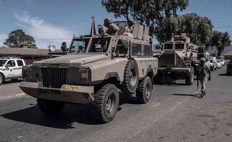 Soldados da Fora de Defesa Nacional da frica do Sul (SANDF) dirigem blindado (APC) na rea de Cape Flats, na Cidade do Cabo, durante patrulha para impor o bloqueio nacional de 21 dias(foto: PIETER BAUERMEISTER / AFP)