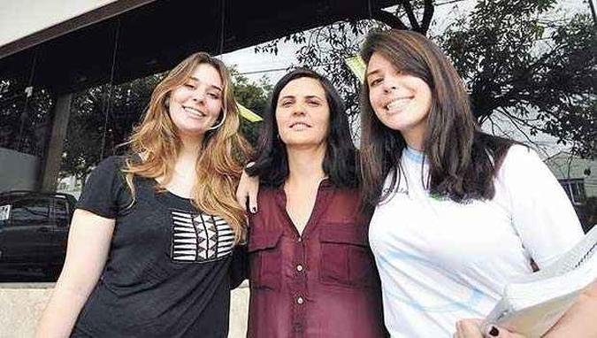 Clara com a m�e, Helo�sa, e a irm�, Cec�lia: mudan�a de escola em busca de maior competitividade (foto: Cristina Horta/EM/D.A.Press)