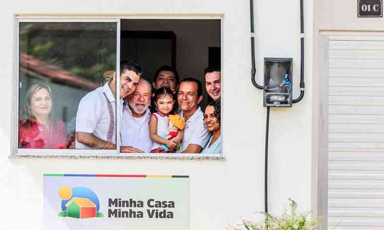 Lula, o governador Helder Barbalho (E) e o ministro das Cidades (D) posam para foto com famlia contemplada pelo programa programa Minha casa, minha vida 