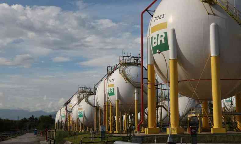 Imagem de refinaria da Petrobras