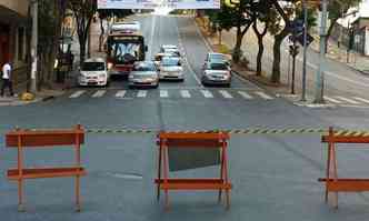 Um dos bloqueios de trnsito foi colocado para impedir motoristas de seguirem pela Augusto de Lima em direo  Praa Raul Soares aps o cruzamento com a Rua So Paulo(foto: Paulo Filgueiras/EM/D.A PRESS)