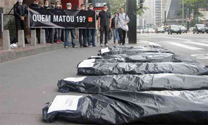 Manifestantes da ONG Rio de Paz protestaram lembrando as 19 vtimas mortas na chacina de Osasco-Barueri, no vo livre do Masp, na Avenida Paulista, em So Paulo em agosto(foto: MARIVALDO OLIVEIRA/FUTURA PRESS/ESTADAO CONTEUDO)