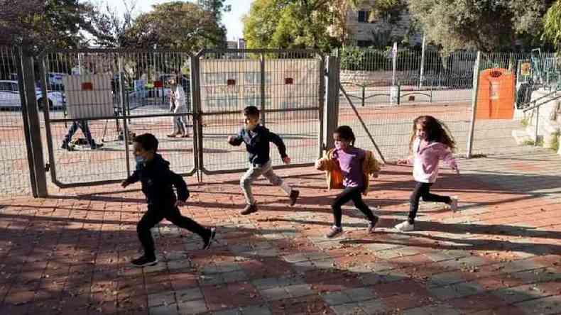 Crianas brincando em Israel; pas vacinou 600 pessoas do pblico infantil, sem efeitos colaterais srios at o momento(foto: Reuters)