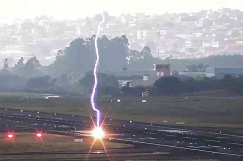 Raio atingiu pista do Aeroporto de Guarulhos na segunda-feira (8/3). Voos no foram afetados.(foto: Reproduo/Youtube)