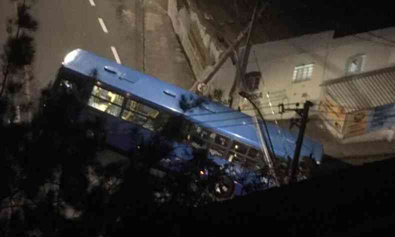 nibus que colidiu com poste no incio da manh no Bairro Hava(foto: WhatsApp/Reproduo)