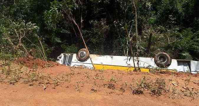 Aproximadamente 50 passageiros estavam no coletivo no momento do acidente(foto: Polcia Militar / Divulgao)