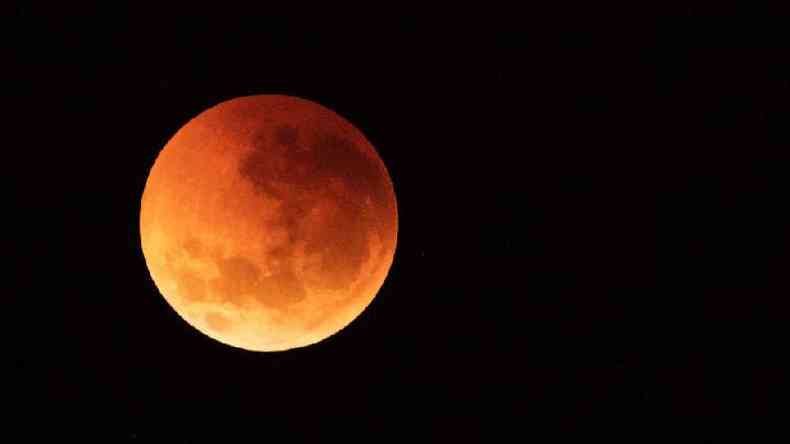 O eclipse lunar geralmente torna o satlite natural da Terra vermelho por alguns minutos(foto: Getty Images)