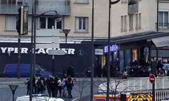 Refns que estavam sob o poder do sequestrador foram libertados no mercado em Paris(foto: Thomas Samson/AFP)