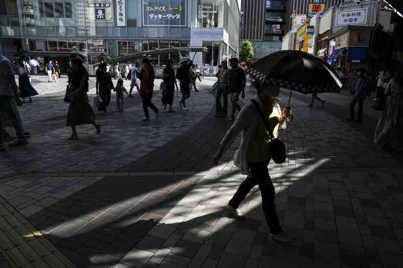 Imagem pedestres em rua em Tquio, capital do Japo