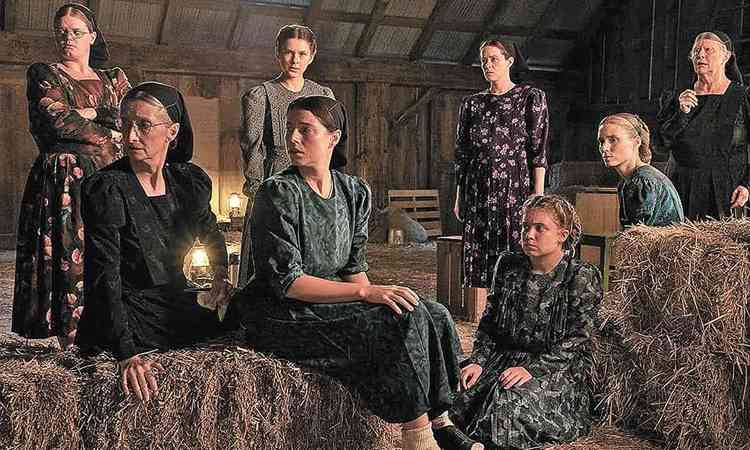 Oito mulheres sentadas no paiol, em cena do filme Entre mulheres