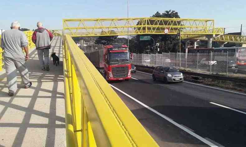 Passarela da Via 040 que d acesso ao Bairro Califrnia em Belo Horizonte(foto: Jair Amaral/EM/D.A Press)