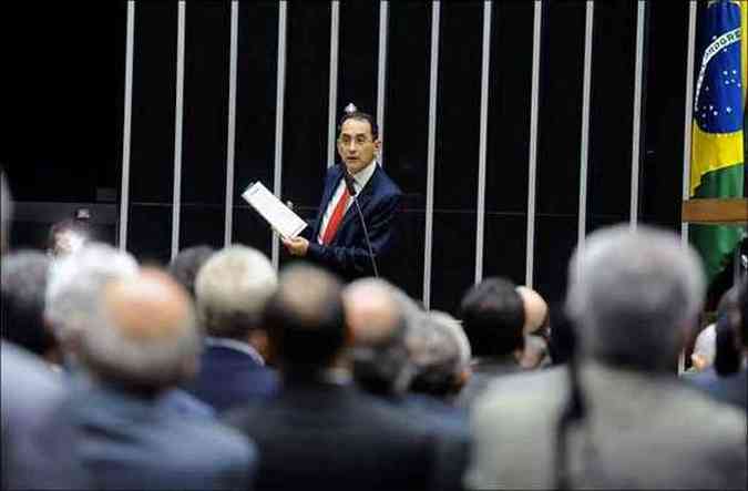 Joo Paulo, durante discurso em dezembro na Cmara: deputado solicitou permisso para ir  Cmara e estudar(foto: J.Batsita/Agncia Cmara -11/12/13)