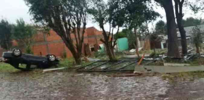 A Defesa Civil j confirmou duas mortes por causa do temporal e dezenas de feridos(foto: Defesa Civil de Xanxer/Divulgao)