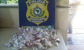 Material foi encontrado durante abordagem de rotina da PRF(foto: Polícia Rodoviária Federal/Divulgação) Material foi encontrado durante abordagem de rotina da PRF(foto: Polícia Rodoviária Federal/Divulgação)