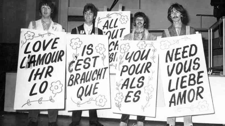 Imagem dos Beatles com cartazes em diferentes idiomas