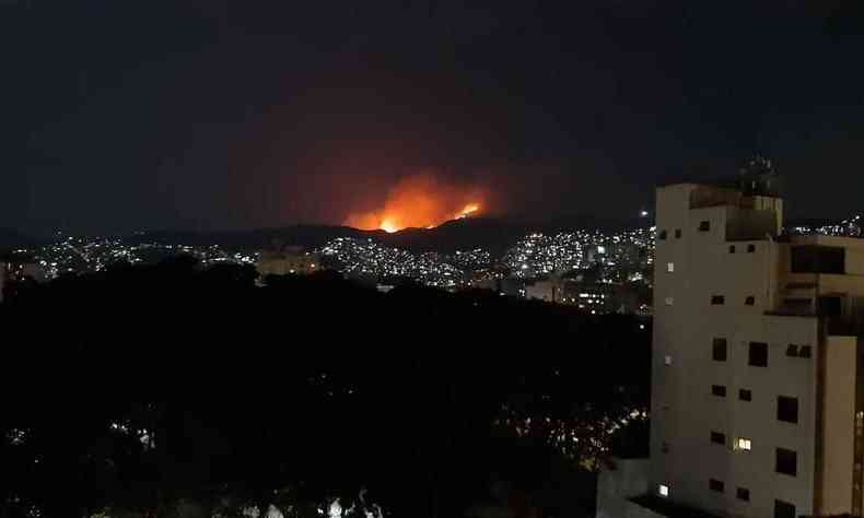 Incndio na Serra do Curral visto a partir do bairro Santa Efignia, na Regio Leste de BH