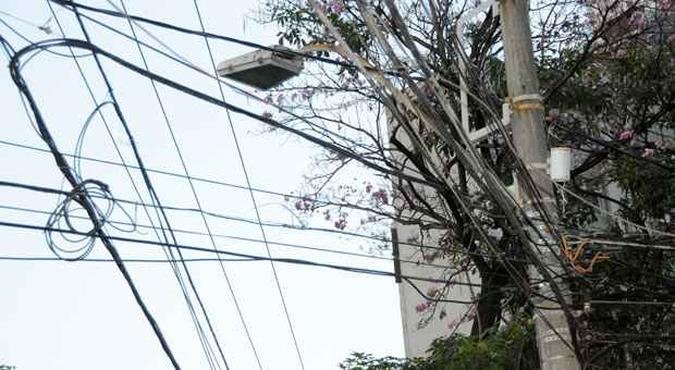 Os fios de alta tensão e de telefonia são alvo frequente de ladrões, por causa do cobre, que é negociado no mercado clandestino, mesmo com o risco de choque elétrico(foto: Marcos Vieira/EM/D.A PRESS ) Os fios de alta tensão e de telefonia são alvo frequente de ladrões, por causa do cobre, que é negociado no mercado clandestino, mesmo com o risco de choque elétrico(foto: Marcos Vieira/EM/D.A PRESS )