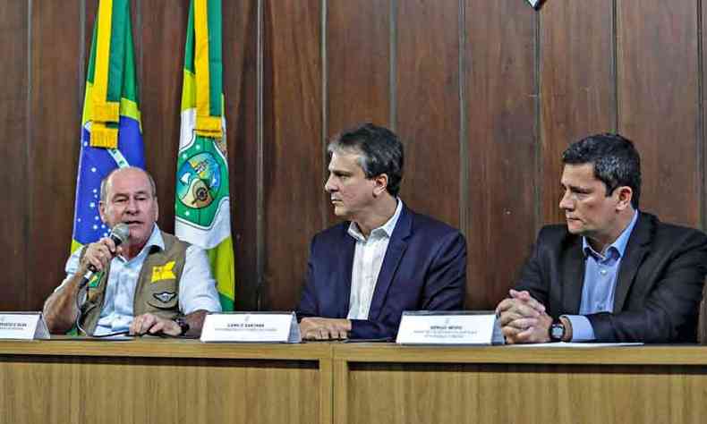 O ministro Fernando Azevedo e Silva, o governador Camilo Santana e o ministro Sergio Moro durante entrevista coletiva em Fortaleza (foto: JARBAS OLIVIERA/ESTADO CONTEDO)