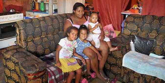Vanuzia Oliveira com as filhas Alice (de 4 anos), Lorena (de 3) e Beatriz (de 1): sem emprego, renda ou benefcios do governo, sobrevive das doaes que recebe(foto: Marcos Michelin/EM/D.A Press)