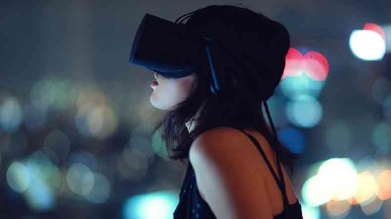 Mulher usando culos de realidade virtual