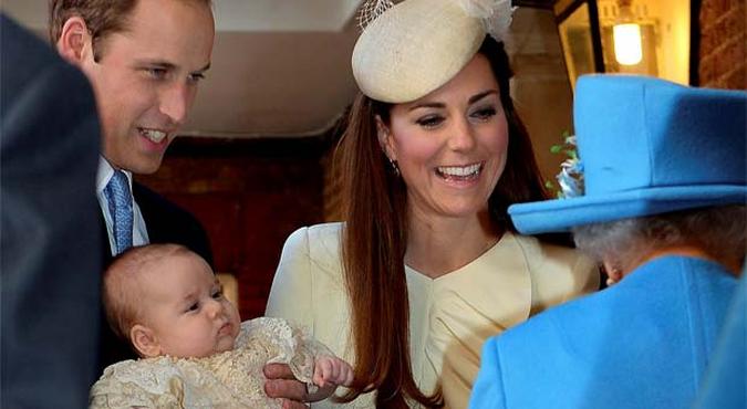 William e Kate mostram George para a rainha Elizabeth(foto: REUTERS/John Stillwell) William e Kate mostram George para a rainha Elizabeth(foto: REUTERS/John Stillwell)