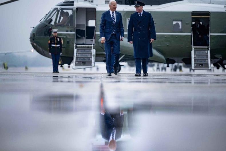 Na foto, Joe Biden chega no Arizona, nos EUA