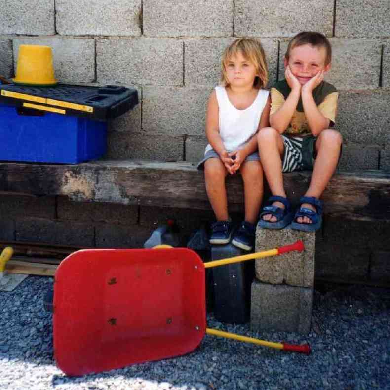 Billie e Alex, con 3 e 4 anos, em Zurgena (Espanha), por volta de 2002