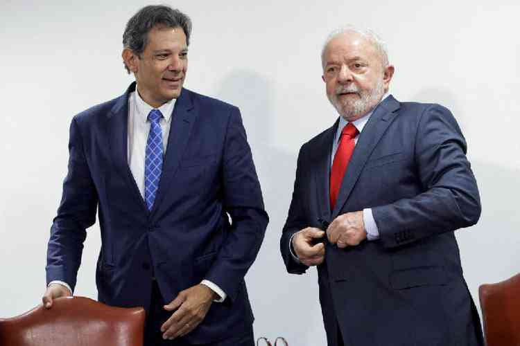 O ministro da Fazenda, Fernando Haddad, ao lado do presidente Luiz Incio Lula da Silva