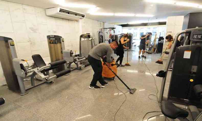 Funcionrios da D2 Fitness ajudam na limpeza da academia, que ainda est em obras(foto: Gladyston Rodrigues/EM/D.A.Press)