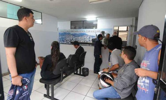 Vítimas lotaram a delegacia para denunciar o homem(foto: Leandro Couri/EM/D.A Press.) Vítimas lotaram a delegacia para denunciar o homem(foto: Leandro Couri/EM/D.A Press.)