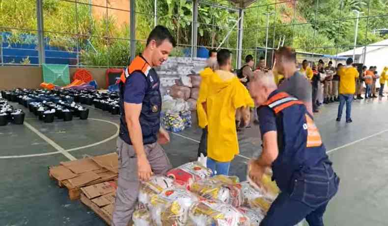 Defesa Civil Estadual entregou objetos e alimentos para moradores atingidos pela chuva em Muria