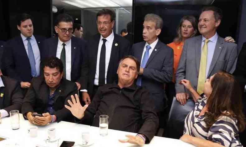 Jair Bolsonaro cercado de polticos alinhados e apoiadores