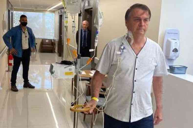 Bolsonaro caminha por hospital