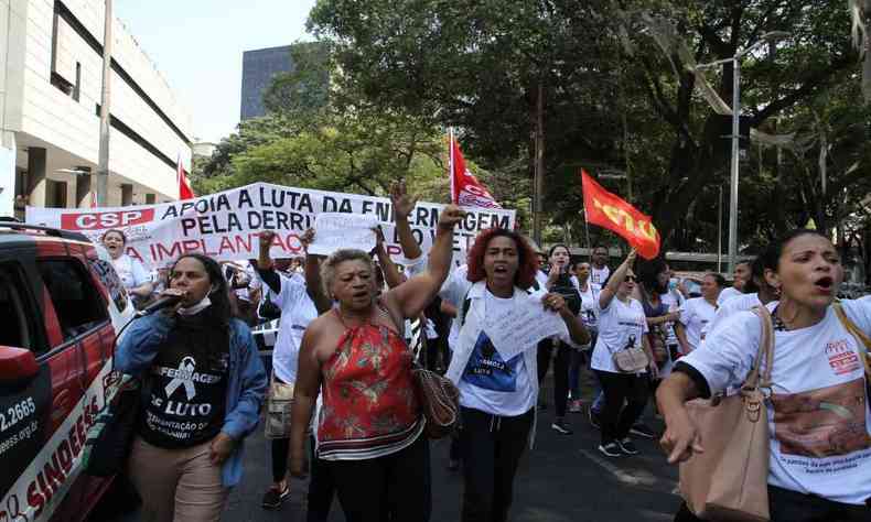 Profissionais de enfermagem de Belo Horizonte protestaram na ltima segunda-feira (12/9) contra a deciso do STF suspendendo a exigncia da lei que cria o piso nacional da categoria