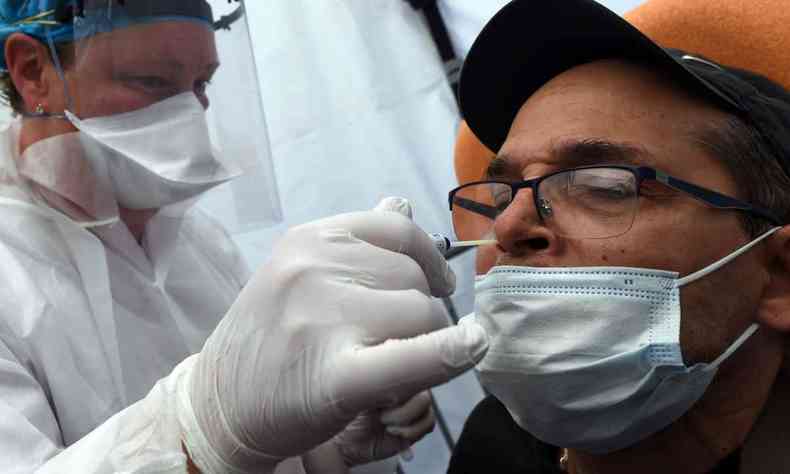 Infectados podem transmitir o vrus por secrees de boca e nariz(foto: JEAN-FRANCOIS MONIER / AFP )