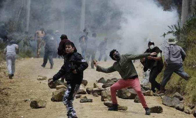 Nesta sexta-feira, um motociclista morreu ao colidir com o bloqueio na estrada. Protestos geraram cenas de violência e confronto(foto: AFP PHOTO / Eitan Abramovich) Nesta sexta-feira, um motociclista morreu ao colidir com o bloqueio na estrada. Protestos geraram cenas de violência e confronto(foto: AFP PHOTO / Eitan Abramovich)
