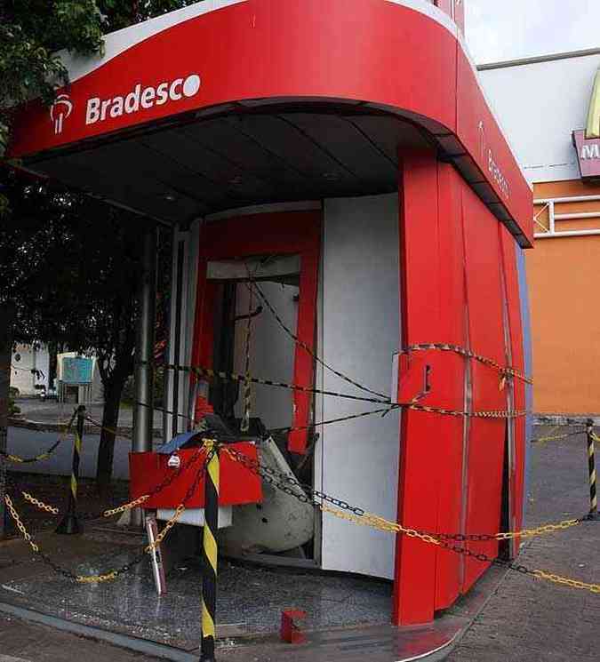 Caixa do Banco Bradesco que fica na entrada do shopping de Betim (foto: Edesio Ferreira/EM DA Press)
