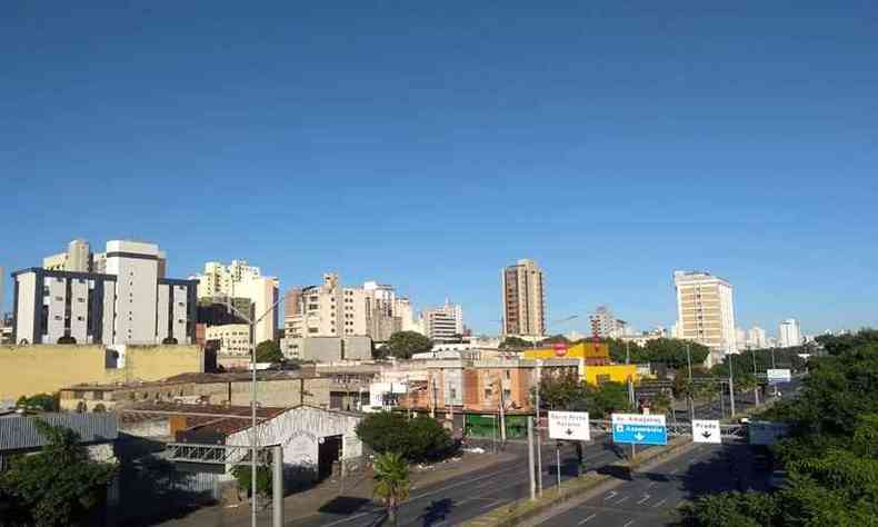 Manh de cu claro em Belo Horizonte. Na foto, vista do Barro Preto, na Regio Centro-Sul, a partir do Viaduto Dona Helena Greco(foto: Juarez Rodrigues/EM/DA Press)