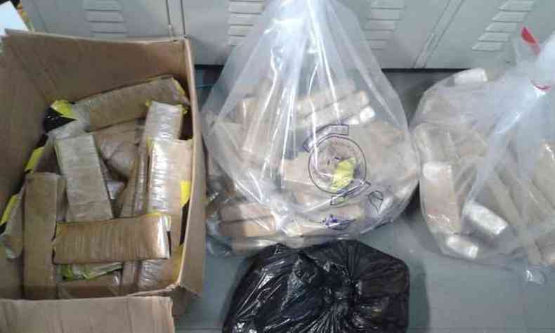 Cerca de 53kg de maconha foram apreendidos, alm de cocana e munies(foto: Polcia Civil/Divulgao)