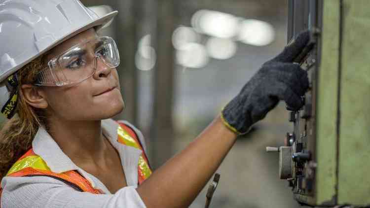 Mulher trabalhando em indstria