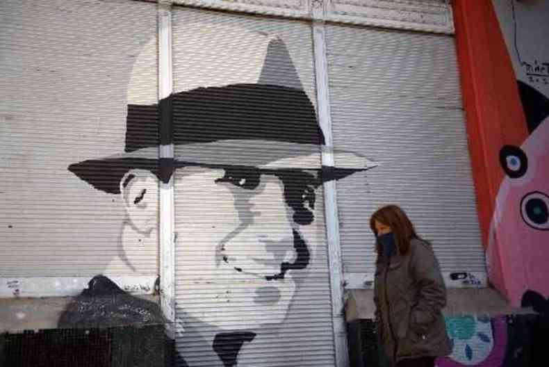 Mural reproduz o rosto de Gardel no bairro de Abasto, em Buenos Aires(foto: EITAN ABRAMOVICH/AFP)